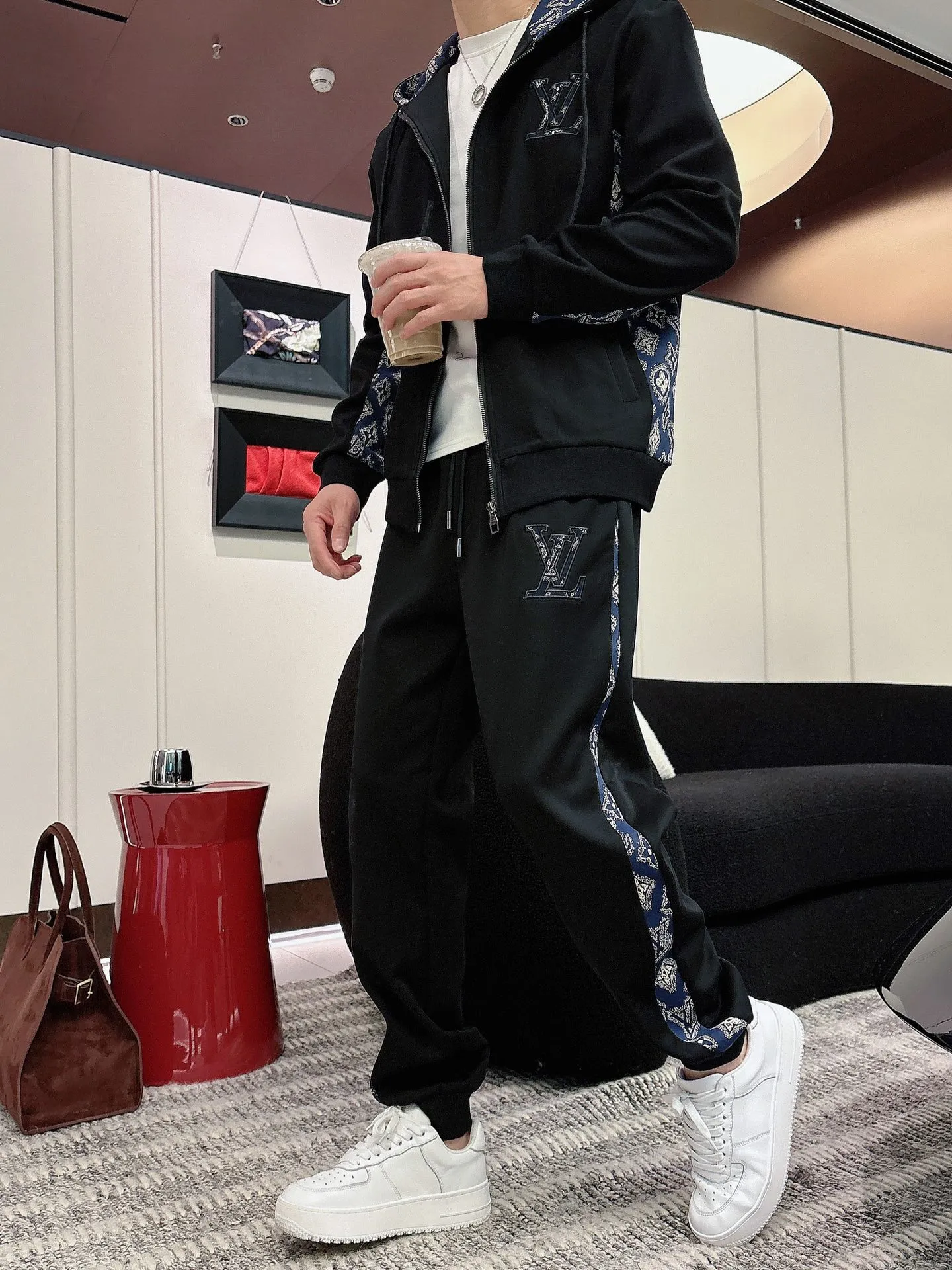 🅿️720 [LV Louis Vuitton] hot-selling suit is coming. Focus on the original version of the official website. 2025 new hot-selling cardigan and sweatshirt suit. The original order is the best. 🇭🇰The meticulous work of top designers. It has a fitting and perfect upper body effect. All-natural high-quality Tencel Roman cotton 100%, close-fitting comfort, noble and elegant! Original hardware embodies elegance and nobility! Counter size: M-3XL (maximum wear up to 190 pounds)